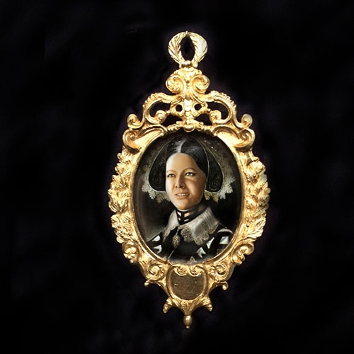 3 - Jewelry hand oil painted, Florence Nightingale, by Martine Brand